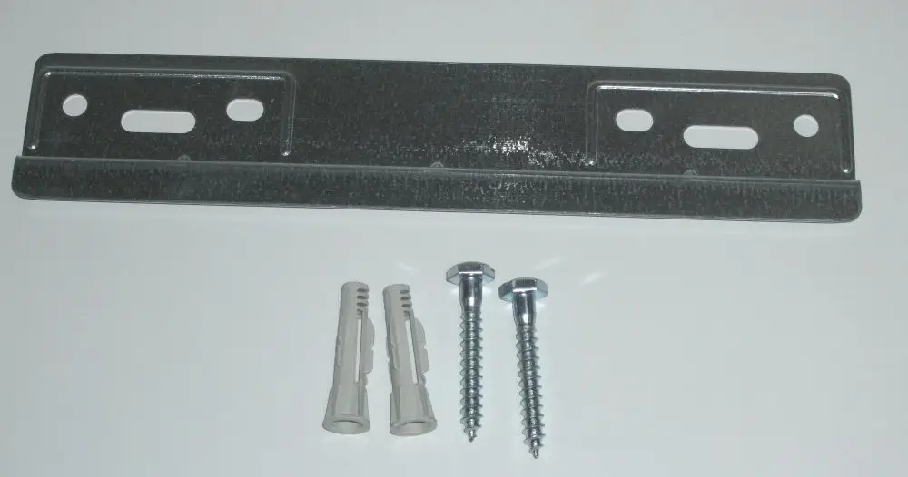Metallhalterung mit zwei Löchern zur Befestigung, zwei Schrauben und zwei Dübel. Geeignet für die Montage von Daikin Produkten.